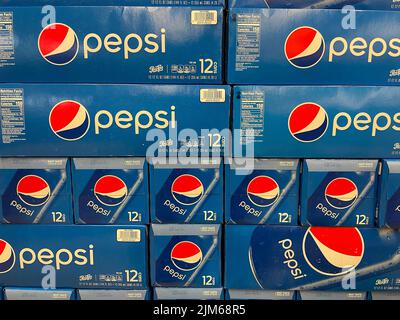 Augusta, GA USA - 02 10 22: Pepsi 12 pacchi impilati Foto Stock
