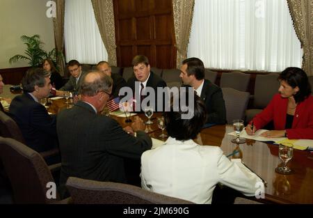 Ufficio del Segretario - il Segretario Carlos Gutierrez saluta il primo Ministro lettone Aigars Kalvitis Foto Stock