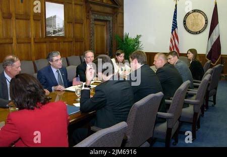 Ufficio del Segretario - il Segretario Carlos Gutierrez saluta il primo Ministro lettone Aigars Kalvitis Foto Stock