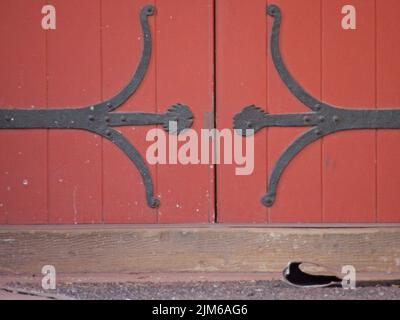 Un primo piano di porte di legno rosse Foto Stock