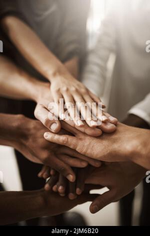 Le mani di un gruppo di persone aziendali si sono accatastate per il lavoro di squadra, la collaborazione e la celebrazione. Team di lavoratori, dipendenti e colleghi che mostrano Foto Stock