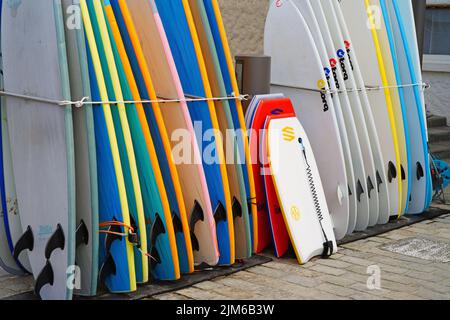 BIARRITZ, FRANCIA -18 AGO 2021- Vista delle tavole da surf sulla spiaggia nella località turistica di Biarritz nel Paese Basco, Francia, conosciuta per il suo surf e w Foto Stock