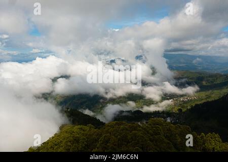 Drone aereo del cielo blu con le nuvole sopra le montagne. Vista sulle nuvole. Sri Lanka, sede di Lipton. Foto Stock