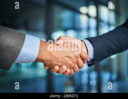 Handshake e lavoro di squadra con le mani di due colleghi aziendali e professionali o colleghi. Un accordo, un accordo o una partnership tra Foto Stock