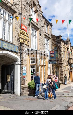 Centro città di Clitheroe, persone fuori Rose & Crown pub hotel sulla strada del castello, Lancashire, Inghilterra, Regno Unito, estate 2022 Foto Stock