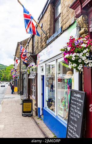 Ramsbottom, Bury in Lancashire Inghilterra, Union Jack bandiere ondeggiano lungo Bridge Street in questo villaggio inglese estate 2022 Foto Stock