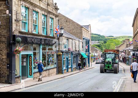 Ramsbottom Village a Bury, Manchester, vista dei negozi e degli affari su Bridge Street con trattore sulla strada, Lancashire, Inghilterra, estate 2022 Foto Stock