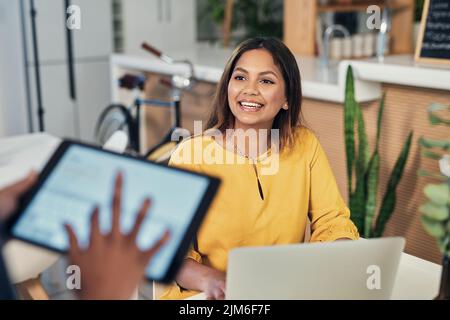 Im pronto per l'ordine ora. Una giovane donna che fa un ordine in un bar. Foto Stock