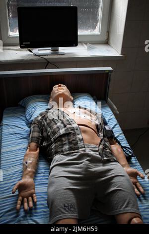 Odessa, Ucraina. 15th Apr 2021. Un simulatore di paziente è visto alla Odessa National Medical University. HAL manichino paziente con intelligenza artificiale per l'assistenza di emergenza in un team in varie condizioni con la capacità di utilizzare attrezzature per la rianimazione reale. (Foto di Viacheslav Onyshchenko/SOPA Images/Sipa USA) Credit: Sipa USA/Alamy Live News Foto Stock