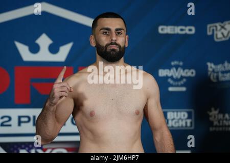 4 agosto 2022, New York City, NY, NEW YORK CITY, NY, Stati Uniti: NEW YORK New York City, NY, NY - Agosto 4: Elmar Umarov Steps on the scale for the Official Weigh-in at the New Yorker Hotel for 2022 PFL Playoff Semifinali : Official Weigh-in on August 4, 2022 in New York City, NY, Stati Uniti. (Credit Image: © Louis Grasse/PX Imagens via ZUMA Press Wire) Foto Stock