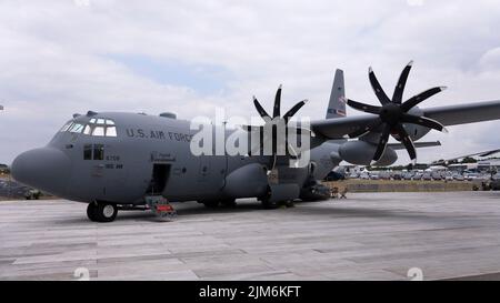 Un C-130H III Hercules assegnato alla 165th Airlift Wing con sede a Savannah, GA siede in mostra al Farnborough International Airshow a Farnborough, Inghilterra, 18 luglio 2022. Il sostegno militare degli Stati Uniti all'evento sponsorizzato dal Regno Unito dimostra la nostra forte presenza europea e rafforza i nostri legami con gli alleati e i partner della NATO. (STATI UNITI Air Force foto di staff Sgt. Gaspar Cortez) Foto Stock