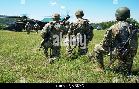 I soldati della Headquarters and Headquarters Company, 1st Battaglione, 110th reggimento fanteria, 2nd squadra di combattimento di Brigata di fanteria, si spostano a bordo di un falco nero UH-60 durante l'addestramento del rappello a Fort Indiantown Gap, Pa., il 3 agosto 2022. I soldati del 1-110th hanno lavorato con i piloti e gli equipaggi del 28th Expeditionary Combat Aviation Brigade per rapel dal falco nero (foto dell'esercito degli Stati Uniti di Sgt. 1st Classe Matthew Keeler) Foto Stock