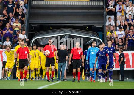 Maribor, Slovenia. 04th ago 2022. I giocatori di NK Maribor e HJK Helsinki hanno visto prima della UEFA Europa League terzo turno di qualificazione, prima partita al Stadion Ljudski vrt di Maribor. Punteggio finale: NK Maribor 0:2 HJK Helsinki Credit: SOPA Images Limited/Alamy Live News Foto Stock