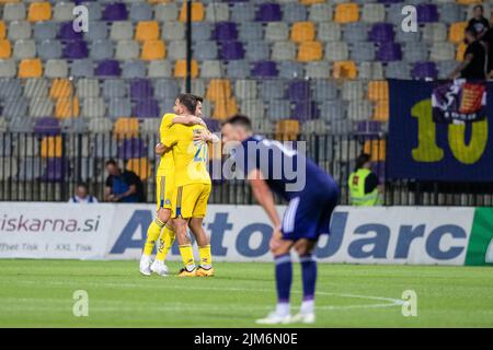 Maribor, Slovenia. 04th ago 2022. I giocatori di HJK Helsinki festeggiano la loro vittoria durante il terzo turno di qualificazione della UEFA Europa League, prima tappa dello Stadion Ljudski vrt di Maribor. Punteggio finale: NK Maribor 0:2 HJK Helsinki Credit: SOPA Images Limited/Alamy Live News Foto Stock