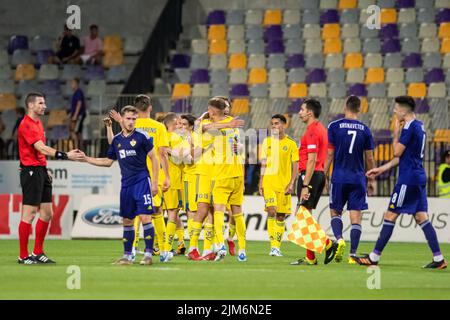 Maribor, Slovenia. 04th ago 2022. I giocatori di HJK Helsinki festeggiano la loro vittoria durante il terzo turno di qualificazione della UEFA Europa League, prima tappa dello Stadion Ljudski vrt di Maribor. Punteggio finale: NK Maribor 0:2 HJK Helsinki Credit: SOPA Images Limited/Alamy Live News Foto Stock