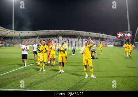 Maribor, Slovenia. 04th ago 2022. I giocatori di HJK Helsinki festeggiano la loro vittoria durante il terzo turno di qualificazione della UEFA Europa League, prima tappa dello Stadion Ljudski vrt di Maribor. Punteggio finale: NK Maribor 0:2 HJK Helsinki Credit: SOPA Images Limited/Alamy Live News Foto Stock