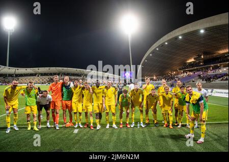 Maribor, Slovenia. 04th ago 2022. I giocatori di HJK Helsinki festeggiano la loro vittoria durante il terzo turno di qualificazione della UEFA Europa League, prima tappa dello Stadion Ljudski vrt di Maribor. Punteggio finale: NK Maribor 0:2 HJK Helsinki Credit: SOPA Images Limited/Alamy Live News Foto Stock