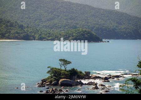 Vista sulla spiaggia selvaggia del paradisiaco Castellanos sull'isola di Ilhabela. Costa di San Paolo Foto Stock