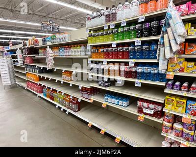 Hephzibah, GA USA - 05 02 22: IGA negozio di alimentari interno scaffali vuoti sezione bevande Foto Stock