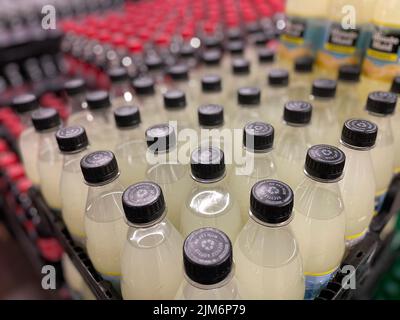 Grovetown, GA USA - 05 01 22: Esposizione di bottiglie di soda in un negozio al dettaglio Foto Stock