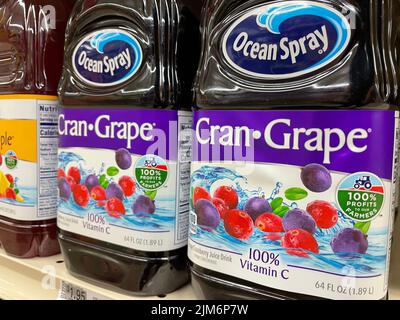 Grovetown, GA USA - 05 01 22: Scaffale Ocean Spray cran Grape Foto Stock