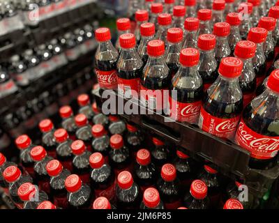 Grovetown, GA USA - 05 01 22: Negozio al dettaglio esporre i prodotti di coke in vassoi espositore Foto Stock