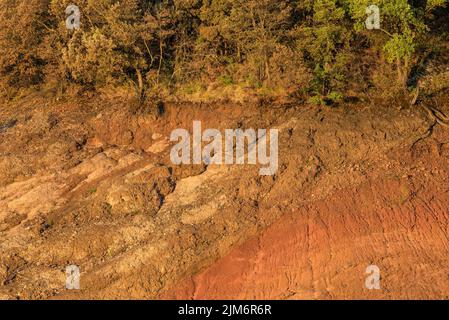 Alba al bacino di Baells durante la siccità estiva del 2022 (Berguedà, Barcellona, Catalogna, Spagna) ESP: Amanecer en el embalse de la Baells Foto Stock