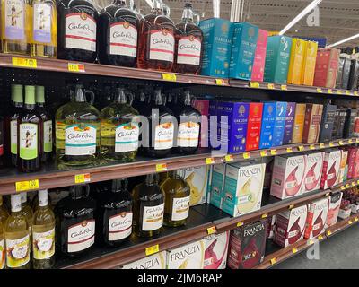 Grovetown, GA USA - 04 29 22: Sezione vini Walmart negozio di alimentari parziale Foto Stock