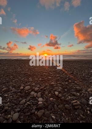 Tramonto mozzafiato sulla costa occidentale della Nuova Zelanda Foto Stock
