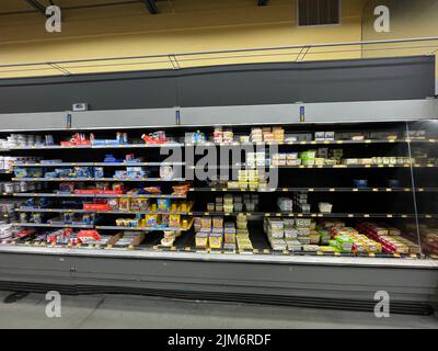 Augusta, GA USA - 11 28 21: Walmart interior latticini sezione Belair Road Foto Stock