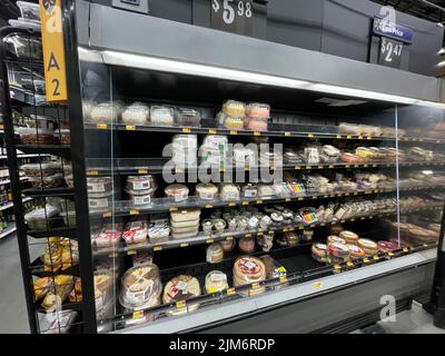 Augusta, GA USA - 11 28 21: Walmart torta interna sezione case Belair Road Foto Stock