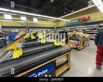 Augusta, GA USA - 11 28 21: Walmart interno Belair strada banana tavolo Foto Stock