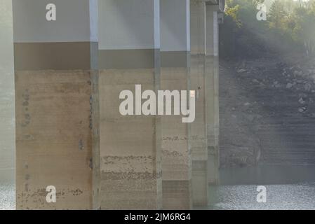 Alba al bacino di Baells durante la siccità estiva del 2022 (Berguedà, Barcellona, Catalogna, Spagna) ESP: Amanecer en el embalse de la Baells Foto Stock