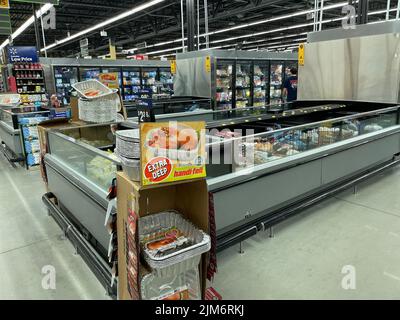 Augusta, GA USA - 11 28 21: Walmart negozio di alimentari interno foglio mostra pan Foto Stock