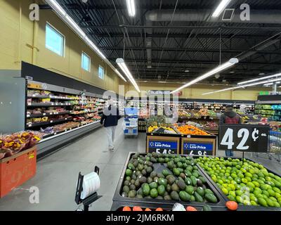 Augusta, GA USA - 11 28 21: Walmart negozio di alimentari interni limes esposizione e la gente Foto Stock