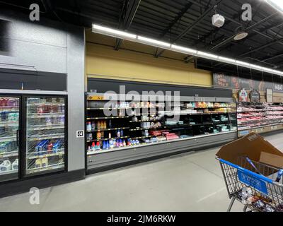 Augusta, GA USA - 11 28 21: Uova interne del negozio di alimentari Walmart soffiate fuori Foto Stock