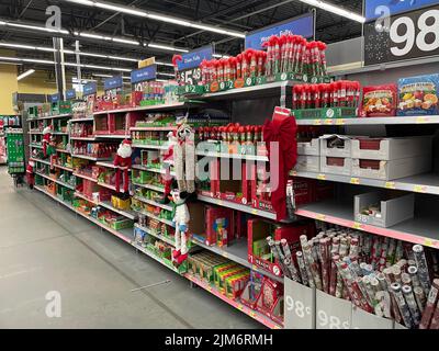 Augusta, GA USA - 11 28 21: Negozio di alimentari Walmart interno vacanza a tema navata Foto Stock