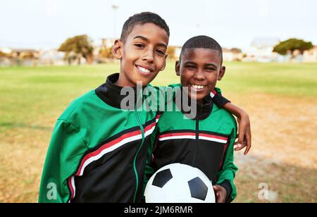 Crescere fino a diventare sensazioni di calcio. Ritratto di due ragazzi che giocano a calcio su un campo sportivo. Foto Stock