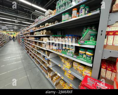 Augusta, GA USA - 11 28 21: Negozio di alimentari Walmart corridoio interno di pasta e persone Foto Stock