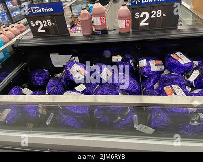 Augusta, GA USA - 11 28 21: Walmart negozio di alimentari interni vacanze prosciutti e prezzo Foto Stock