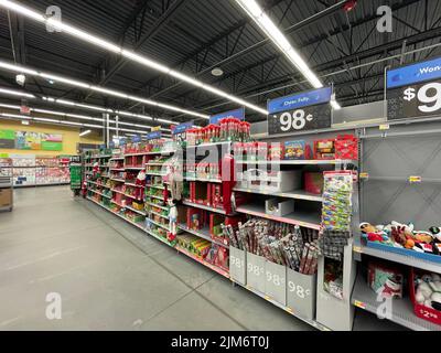 Augusta, GA USA - 11 28 21: Walmart negozio di alimentari interni mostre di caramelle per le vacanze Foto Stock