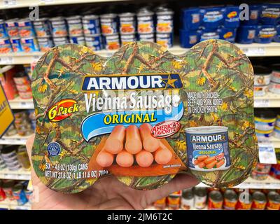 Grovetown, GA USA - 12 21 21: Negozio di alimentari Armour Vienna salsiccia confezione da 6 Foto Stock