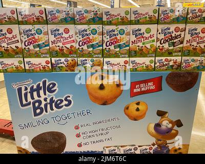 Grovetown, GA USA - 12 21 21: Negozio di alimentari piccolo spuntino mostra spuntini Foto Stock