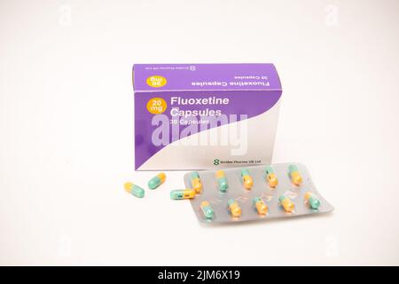 Fluoxetine Capsule scatola con 3 20mg capsule al giorno e confezione blister completa isolato su bianco. Concetto di Prozac e di salute mentale Foto Stock