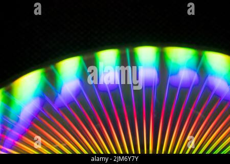 Riflesso della luce in un Compact Disk (CD) o in un Digital versatile Disk (DVD). Tutti i colori sono sparsi nella superficie del disco come un arcobaleno Foto Stock
