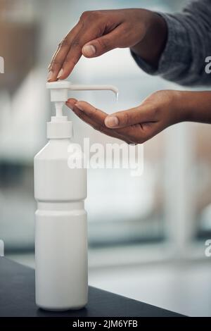 Le mani pulite sono lo standard d'oro di buona salute. Un uomo irriconoscibile che disinfetta le sue mani con disinfettante per le mani. Foto Stock