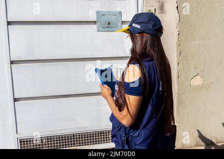 Marilia, Brasile, 01 agosto 2022. Chi prende il censimento alla porta di una casa per raccogliere i dati dal censimento del 2022 nella città di Marília. Operatori del censimento dell'Istituto Brasiliano di Geografia e Statistica, IBGE Foto Stock