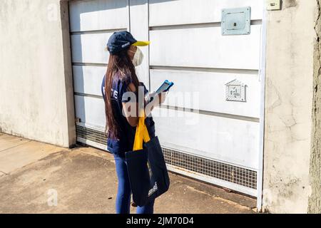 Marilia, Brasile, 01 agosto 2022. Chi prende il censimento alla porta di una casa per raccogliere i dati dal censimento del 2022 nella città di Marília. Operatori del censimento dell'Istituto Brasiliano di Geografia e Statistica, IBGE Foto Stock