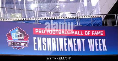 Canton, OH, Stati Uniti. 4th ago 2022. HOF firma durante il gioco della Jacksonville Jaguars vs Las Vegas Raiders Hall of Fame a Canton, Ohio. Jason Pohuski/CSM/Alamy Live News Foto Stock