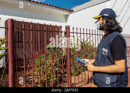 Marilia, Brasile, 01 agosto 2022. Chi prende il censimento alla porta di una casa per raccogliere i dati dal censimento del 2022 nella città di Marília. Operatori del censimento dell'Istituto Brasiliano di Geografia e Statistica, IBGE Foto Stock